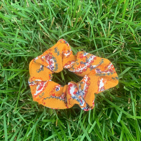 SCRUNCHIES - Picture 4 of 8